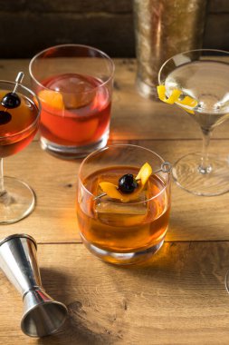 Martini, Old Fashioned ve Negroni ile Ayyaş Klasik Kokteyl Karışımı