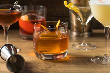Martini, Old Fashioned ve Negroni ile Ayyaş Klasik Kokteyl Karışımı