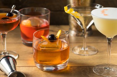 Martini, Old Fashioned ve Negroni ile Ayyaş Klasik Kokteyl Karışımı