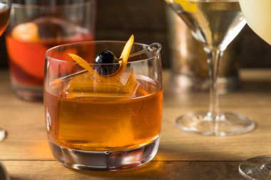 Martini, Old Fashioned ve Negroni ile Ayyaş Klasik Kokteyl Karışımı