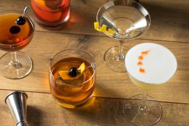 Martini, Old Fashioned ve Negroni ile Ayyaş Klasik Kokteyl Karışımı