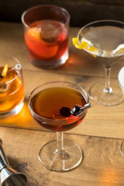 Martini, Old Fashioned ve Negroni ile Ayyaş Klasik Kokteyl Karışımı