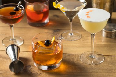 Martini, Old Fashioned ve Negroni ile Ayyaş Klasik Kokteyl Karışımı