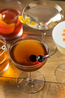 Martini, Old Fashioned ve Negroni ile Ayyaş Klasik Kokteyl Karışımı