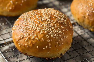 Ev yapımı Susam Tohumu Hamburger Çörekleri Yemeye Hazır