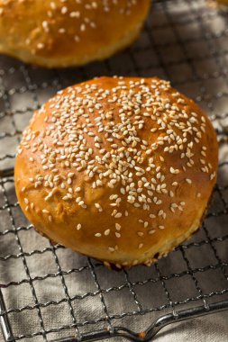 Ev yapımı Susam Tohumu Hamburger Çörekleri Yemeye Hazır
