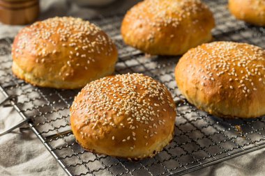 Ev yapımı Susam Tohumu Hamburger Çörekleri Yemeye Hazır
