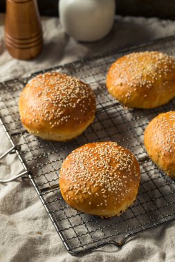 Ev yapımı Susam Tohumu Hamburger Çörekleri Yemeye Hazır