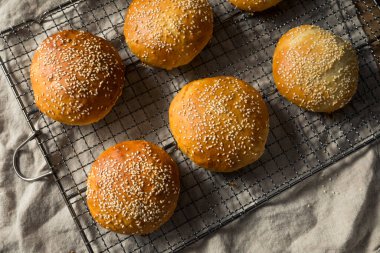 Ev yapımı Susam Tohumu Hamburger Çörekleri Yemeye Hazır