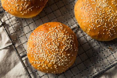 Ev yapımı Susam Tohumu Hamburger Çörekleri Yemeye Hazır