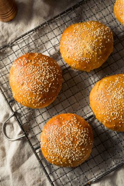 Ev yapımı Susam Tohumu Hamburger Çörekleri Yemeye Hazır