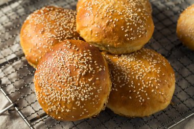Ev yapımı Susam Tohumu Hamburger Çörekleri Yemeye Hazır