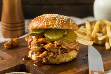 Ev yapımı mangal soslu tavuk sandviçi ve patates kızartması.