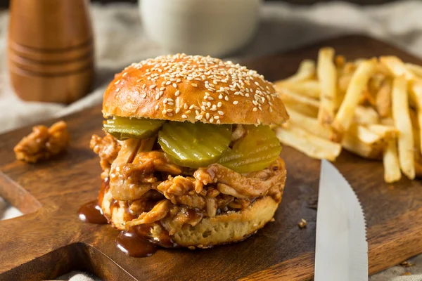 Hjemmelaget Bbq Pulled Chicken Sandwich Med Pickles Fries – stockfoto