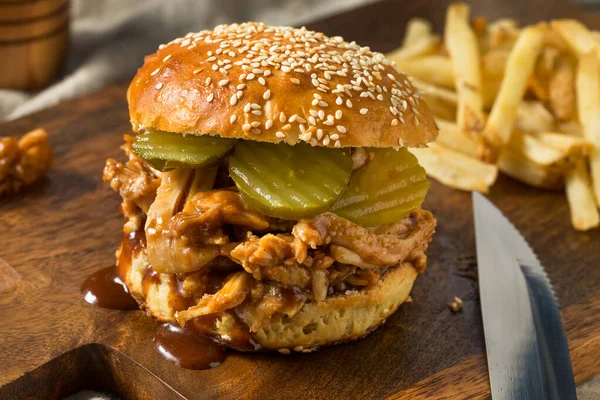 Hjemmelaget Bbq Pulled Chicken Sandwich Med Pickles Fries – stockfoto