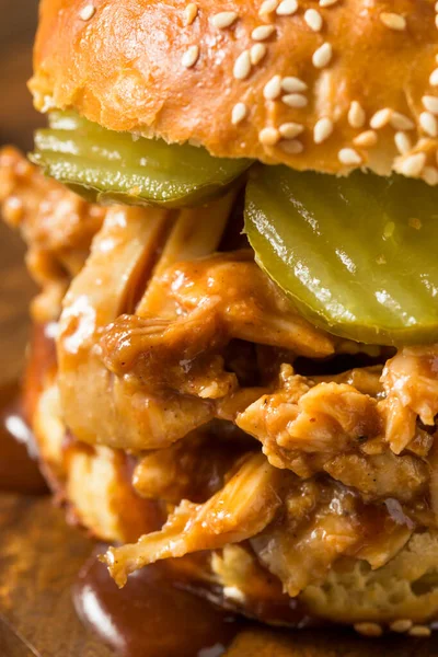 Barbecue Fatto Casa Tirato Sandwich Pollo Con Pickles Patatine Fritte — Foto Stock