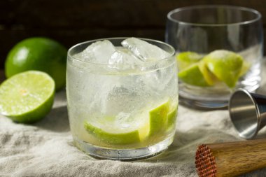 Soğuk Caipirinha Cachaca ve Lime ile Kokteyl