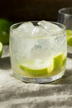 Soğuk Caipirinha Cachaca ve Lime ile Kokteyl