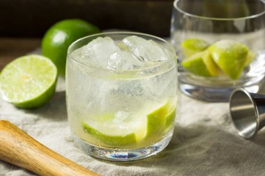 Soğuk Caipirinha Cachaca ve Lime ile Kokteyl