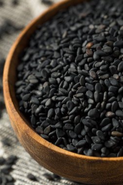 Çiğ organik siyah susam tohumları kasede