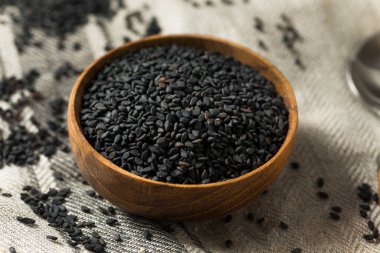 Çiğ organik siyah susam tohumları kasede