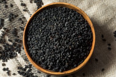 Çiğ organik siyah susam tohumları kasede