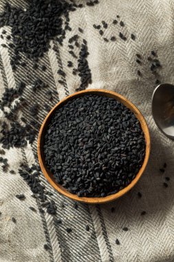 Çiğ organik siyah susam tohumları kasede