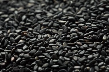 Çiğ organik siyah susam tohumları kasede