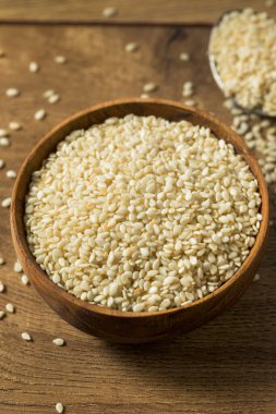 Çiğ Organik Kuru Beyaz Susam Tohumları Bir kâsede