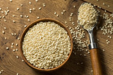 Çiğ Organik Kuru Beyaz Susam Tohumları Bir kâsede