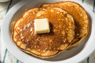 Tereyağlı ve şuruplu ev yapımı tereyağlı krep.