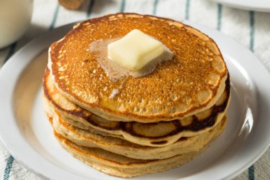 Tereyağlı ve şuruplu ev yapımı tereyağlı krep.