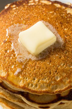 Tereyağlı ve şuruplu ev yapımı tereyağlı krep.