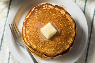 Tereyağlı ve şuruplu ev yapımı tereyağlı krep.