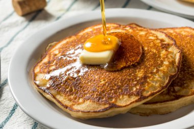 Tereyağlı ve şuruplu ev yapımı tereyağlı krep.