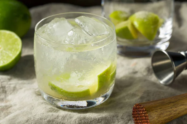 Refrescante Cocktail Caipirinha Fria Com Cachaca Limão — Fotografia de Stock