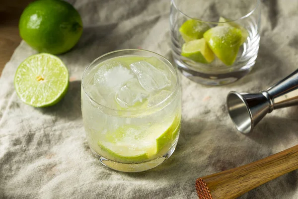 Refrescante Cocktail Caipirinha Fria Com Cachaca Limão — Fotografia de Stock