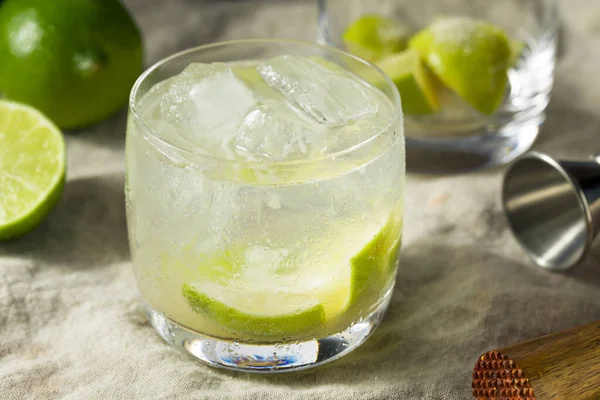 Refrescante Cocktail Caipirinha Fria Com Cachaca Limão — Fotografia de Stock