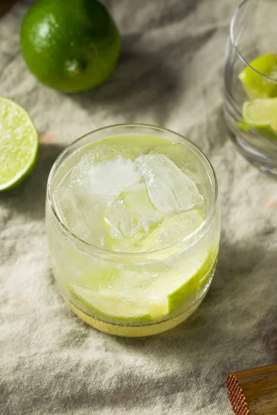 Menyegarkan Cocktail Caipirinha Dingin Dengan Cachaca Dan Lime — Stok Foto