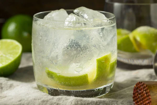 Uppfriskande Kall Caipirinha Cocktail Med Cachaca Och Lime — Stockfoto