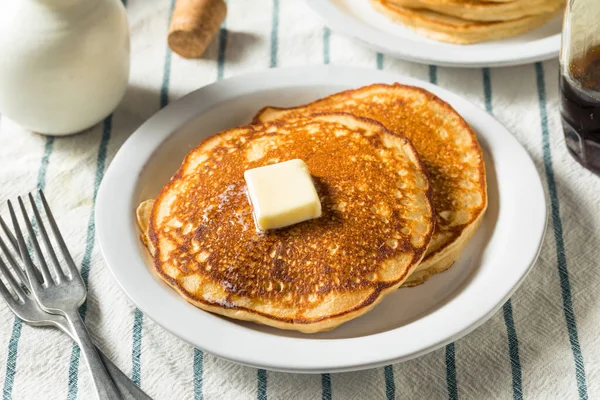 Pancake Buttermilk Hangat Buatan Sendiri Dengan Mentega Dan Sirup — Stok Foto