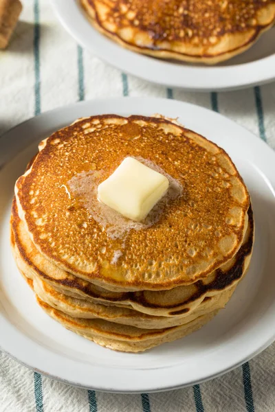 Hemlagad Varm Kärnmjölk Pannkakor Med Smör Och Syrup — Stockfoto