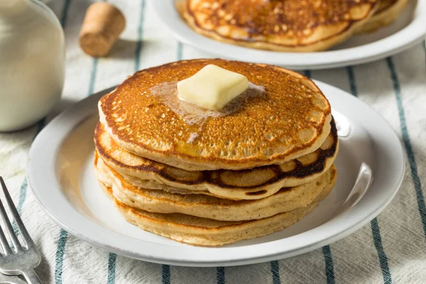 Pancake Buttermilk Hangat Buatan Sendiri Dengan Mentega Dan Sirup — Stok Foto