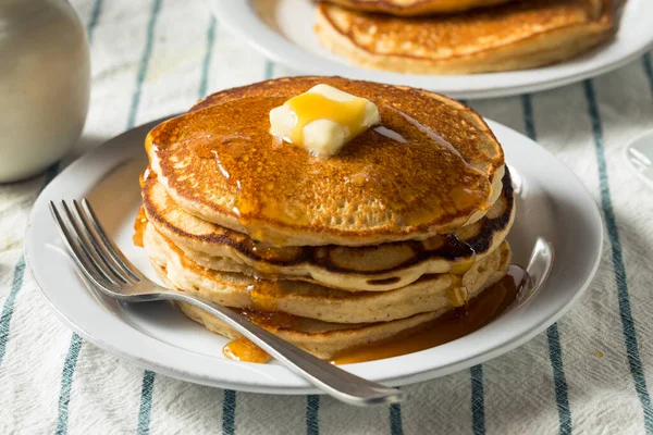 Hausgemachte Warme Buttermilch Pfannkuchen Mit Butter Und Sirup — Stockfoto