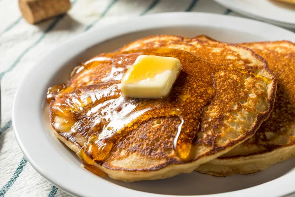 Hemlagad Varm Kärnmjölk Pannkakor Med Smör Och Syrup — Stockfoto