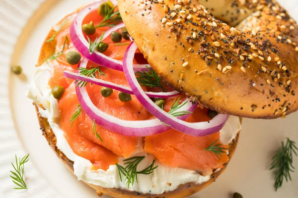 Hausgemachte Bagel Und Lachslox Mit Frischkäse Und Dill — Stockfoto