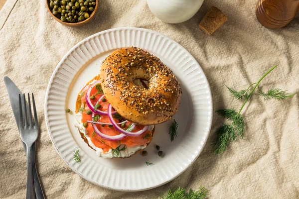 Hemlagad Bagel Och Lax Lox Med Grädde Ost Och Dill — Stockfoto