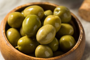 Kase içinde çiğ yeşil organik zeytin