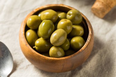 Kase içinde çiğ yeşil organik zeytin