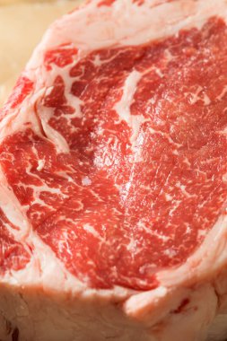 Çiğ çim, tuzlu ve biberli pirzola.